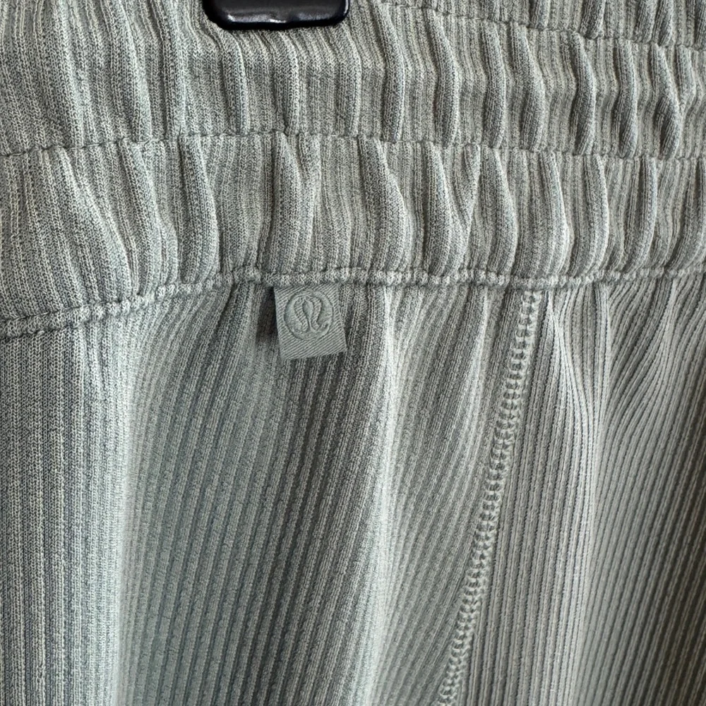 lululemon athletica Light Sage Wide-Leg Cropped Pants - Picture 3 of 4